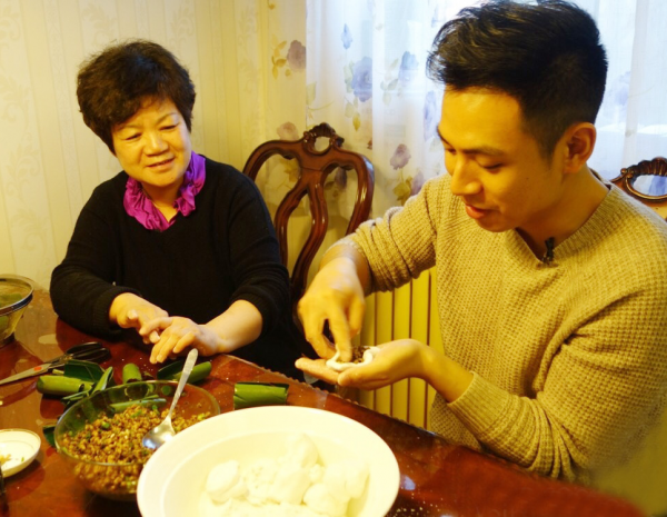 央視著名主播何巖柯：父親是工程院院士，他以孝心陪母親抗癌