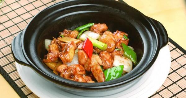 黃燜雞塊傳統魯菜口味鮮，入口爛