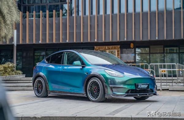 特斯拉Model Y全面改裝,碳纖維寬體鑽石綠變色膜回頭率爆棚 特斯拉Model Y全面改裝,碳纖維寬體鑽石綠變色膜回頭率爆棚