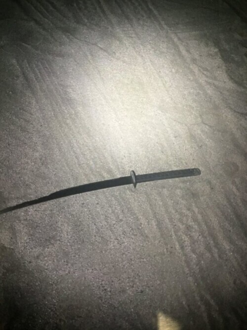 “忍者”深夜突襲美國機場:手持武士刀 砍傷一人砸中一人 “忍者”深夜突襲美國機場:手持武士刀 砍傷一人砸中一人