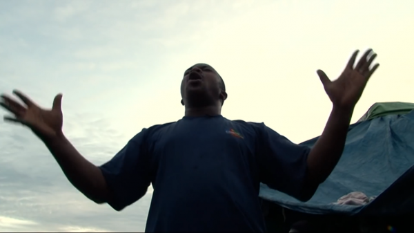 非洲瘋狂貨輪,竟然載上了2000人,遠遠看去就像一個漂浮的貧民窟 非洲瘋狂貨輪,竟然載上了2000人,遠遠看去就像一個漂浮的貧民窟