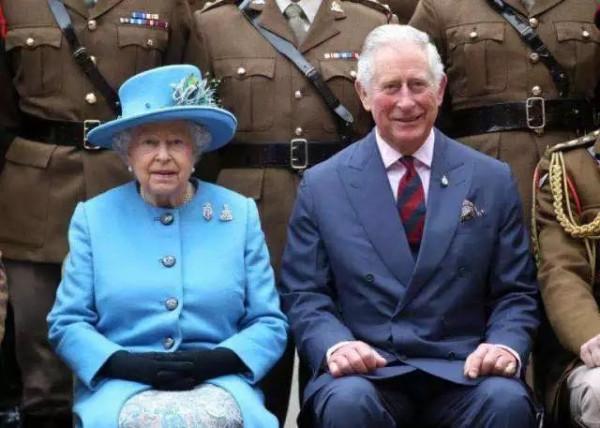 一歲多的查爾斯王子又營業了,小傢伙玩得太嗨,腿上沾滿了泥 一歲多的查爾斯王子又營業了,小傢伙玩得太嗨,腿上沾滿了泥