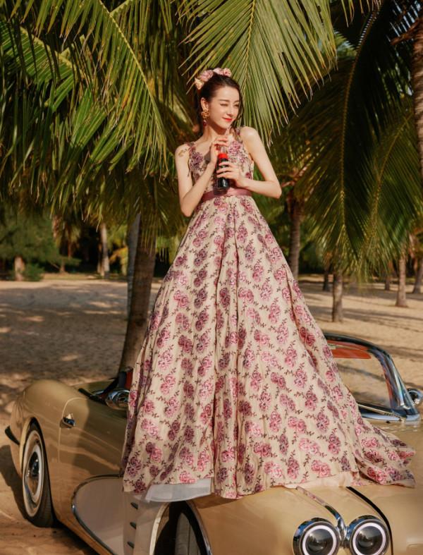 熱巴穿花裙拍海邊大片 美似花仙子