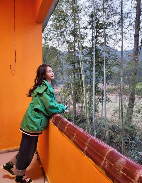 被沈夢辰的穿搭圈粉了，短款外套&plus;直筒褲，很吸睛