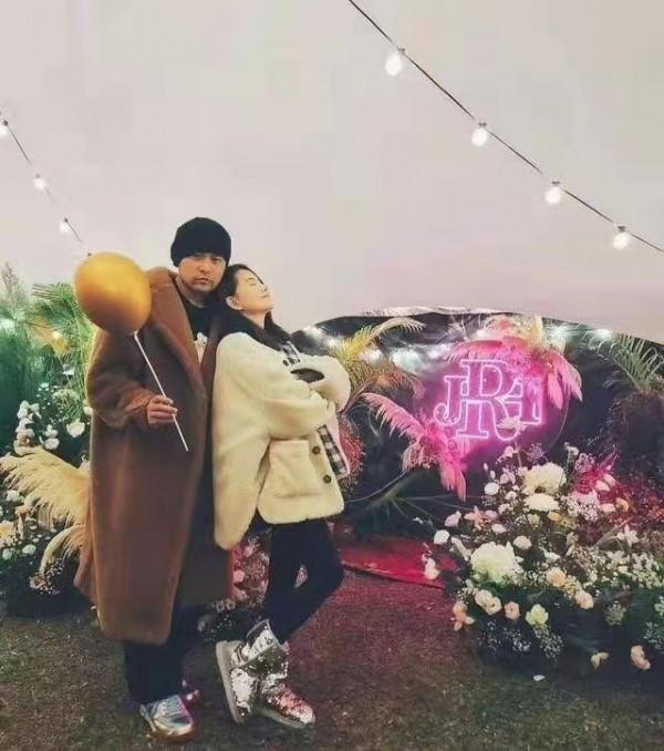 昆凌懷三胎後首亮相！懷孕5個月身材絲毫沒走樣，扎低馬尾美翻天