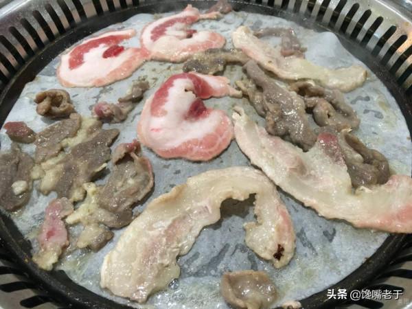 吃自助烤肉：服務員頻繁問你換烤紙不？實際有5種暗示，別不知道