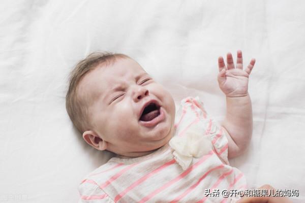4個月寶寶哭鬧不停，原因竟是脊椎受傷，奶奶抱姿有問題？
