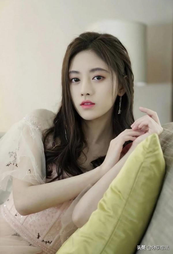 鞠婧禕現代裝美圖