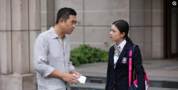 張嘉譯再一次把自己“閨女”帶火了網友：比關曉彤洋氣好多