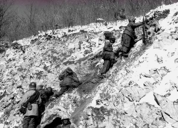 揭秘！長津湖戰役未公開的歷史，一泡尿引出志願軍的另一個對手