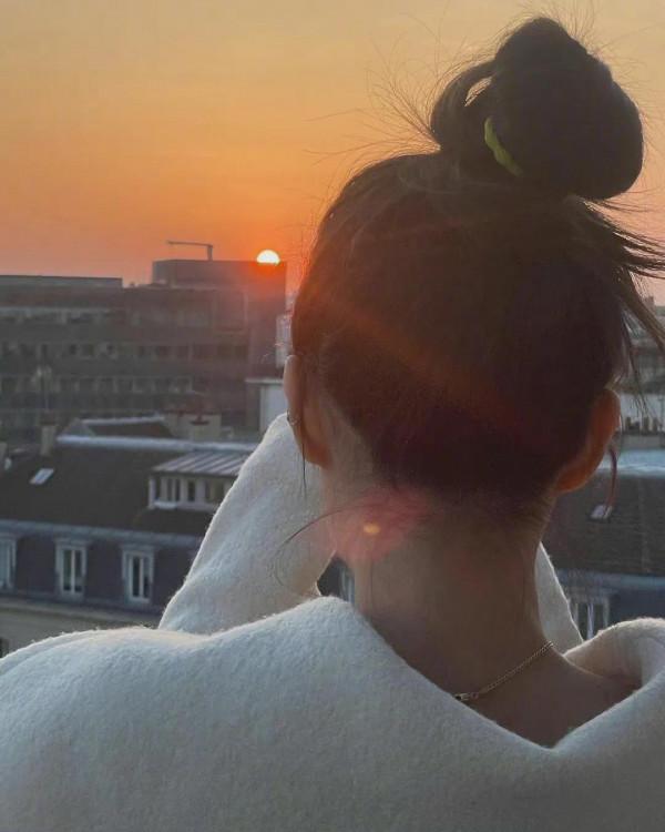 Jennie 金智妮ins更新落日自拍照，我妮真的好瘦好美好可愛哦