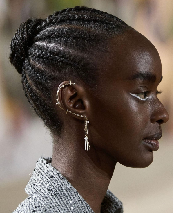 李宇春春晚的11斤戰袍，為何歐洲人要花那麼多精力在手工上？