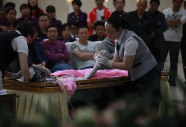 不能用手直接觸控身體，入殮師：與鬼神無關，即便是親人也不可以