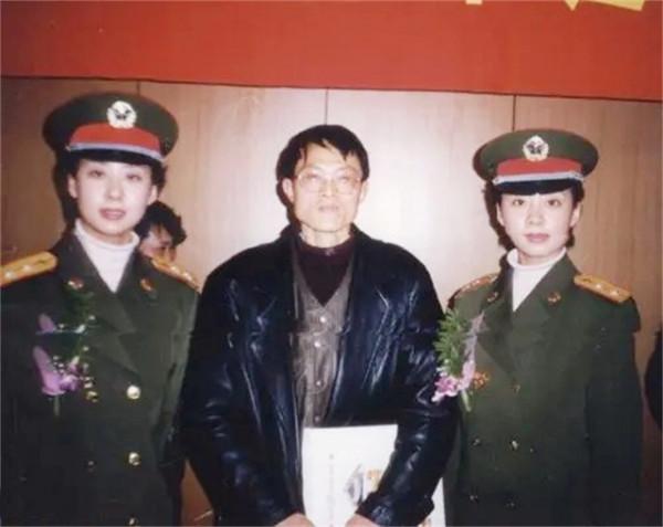 當年在閱兵儀式上“紅遍中國”的雙胞胎姐妹花，後來怎麼樣了？