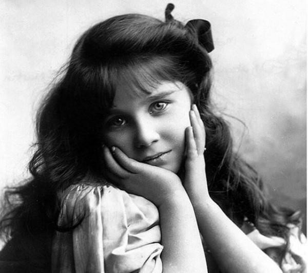 女王母親的心酸往事：想嫁哥哥卻嫁了弟弟，被口吃的國王丈夫家暴