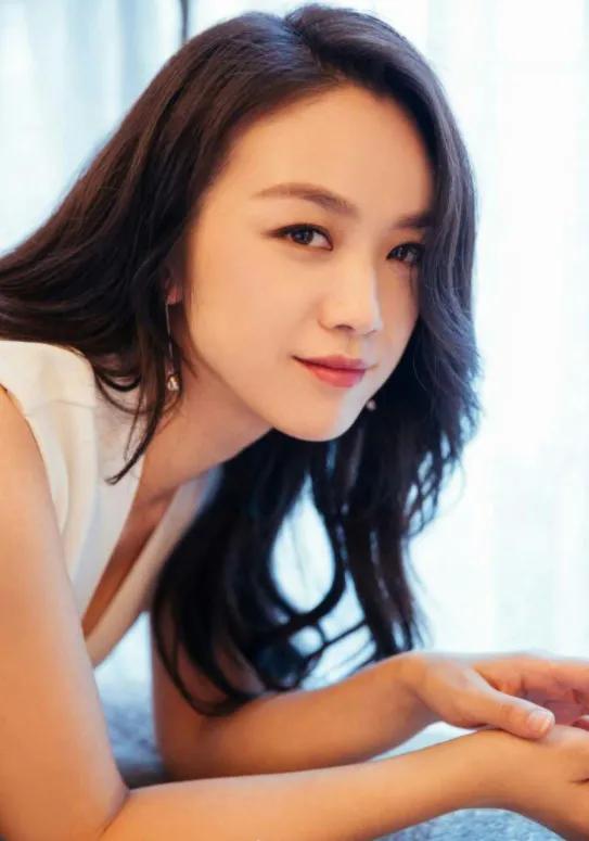 湯唯回國後公開露面，身著白襯衫黑裙談笑，是你的女神嘛？