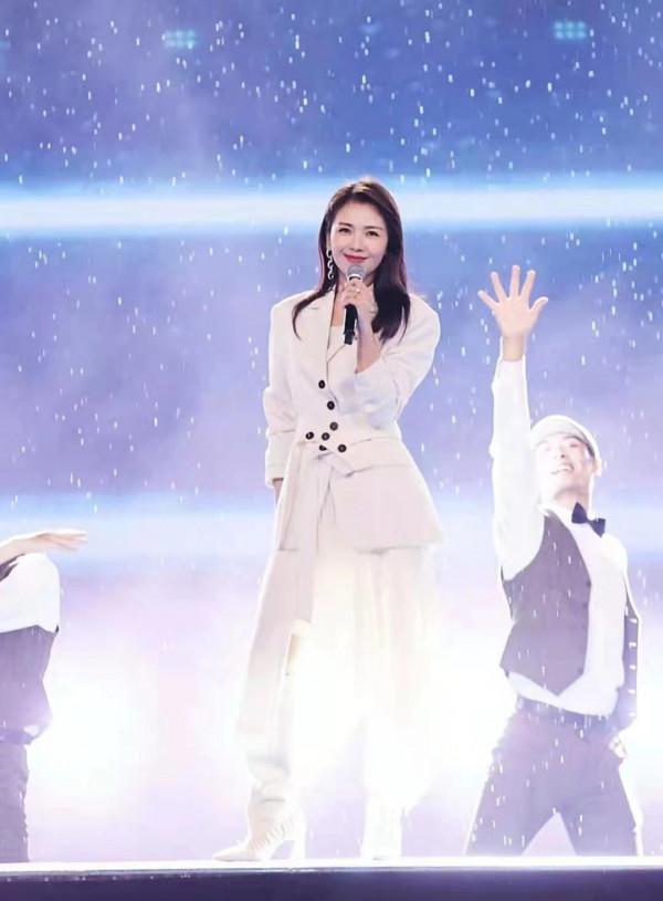 劉濤水中踢踏演繹《大風吹》超燃舞臺好颯！劉濤這身裝扮也很絕