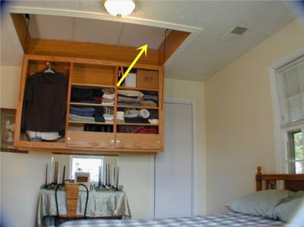 國外家庭真有一套,定製櫃子塞進天花板,不用時一點也察覺不到 國外家庭真有一套,定製櫃子塞進天花板,不用時一點也察覺不到