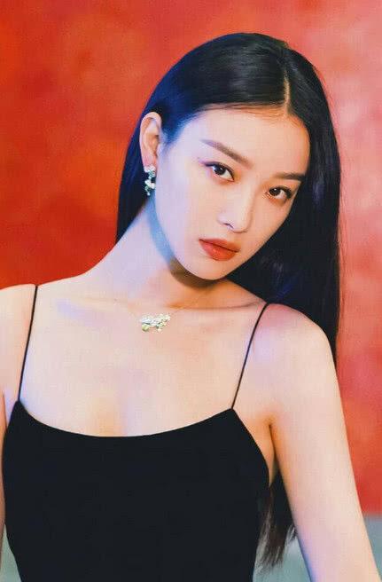 倪妮不需任何繁複綴飾，只是一條吊帶裙感覺就像壁畫中的美人