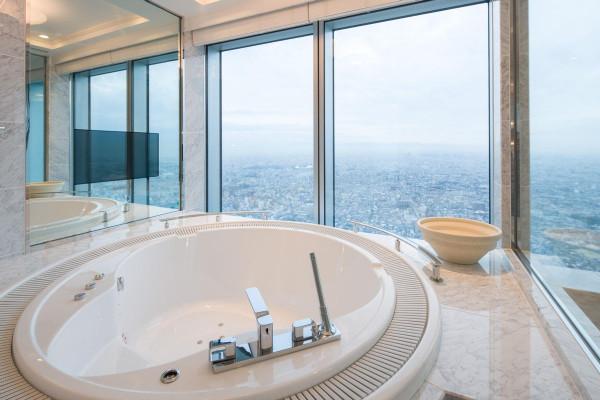 在陽臺裝幾萬塊全景窗,為何要單獨開一扇小窗?今天算是明白了 在陽臺裝幾萬塊全景窗,為何要單獨開一扇小窗?今天算是明白了