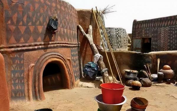 非洲居民用牛糞造房屋,稱非常環保 非洲居民用牛糞造房屋,稱非常環保