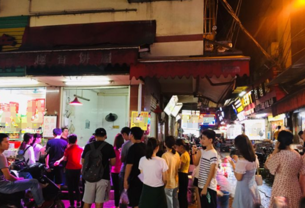 廣西大媽賣小吃，生意太好遭嫉恨，鄰居每隔3天警告1次