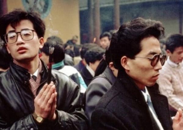 中國第一個有手機號碼的23歲小夥,花2萬買手機,入網費需要6000 中國第一個有手機號碼的23歲小夥,花2萬買手機,入網費需要6000