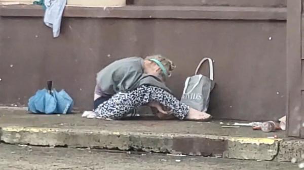 美國街頭驚現“喪屍”，末日世界真實上演，都是毒品惹的禍