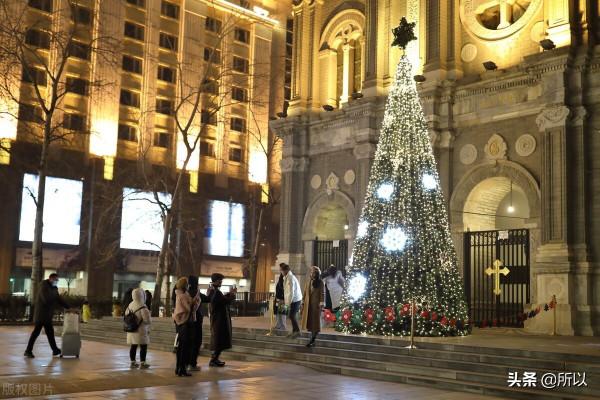 王府井天主教堂的聖誕樹亮了 遊客紛紛拍照留念 王府井天主教堂的聖誕樹亮了 遊客紛紛拍照留念