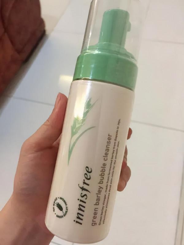 收斂毛孔及滋潤肌膚的洗面奶：日復一日，肌膚看上去更亮白通透