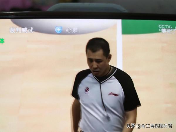 首鋼球員和記者對罵籃協該出手管管了，裁判成為比賽的不定因素