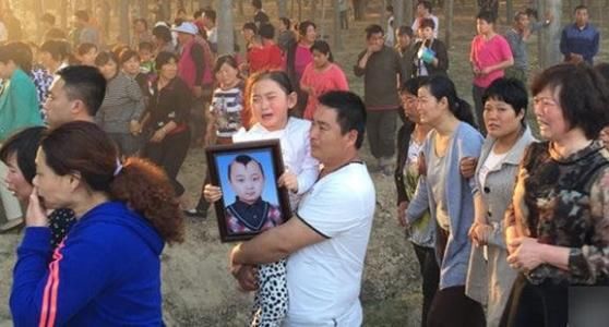 8年前&quot;年畫娃娃&quot;組合春晚走紅，哥哥已去世6年，妹妹如今怎樣了？