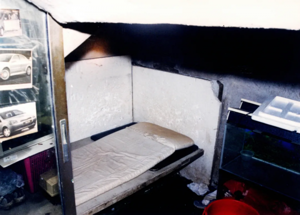 2004年，8歲女童黃娜在新加坡鬧市失蹤，屍體被兇手裝入水果箱