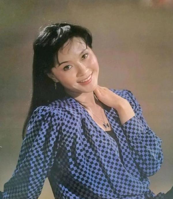 方舒：被屠洪剛拋棄後獨自撫養兩個女兒長大，生活有淚也有笑