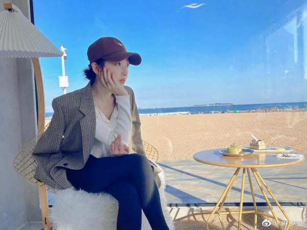 林妹妹蔣夢婕格子西裝搭配白色上衣，臉有嬰兒肥但是人超級瘦