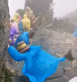 山頂颳大風帳篷滿天飛 武功山景區：突遇大風商戶未固定好