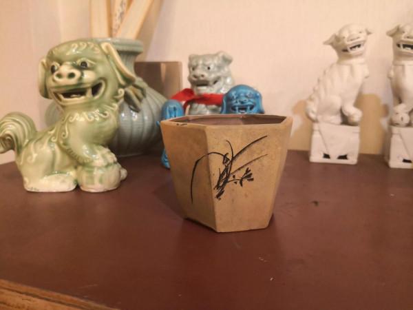 紫砂花盆賞析之五十九，七十年代六角菖蒲盆