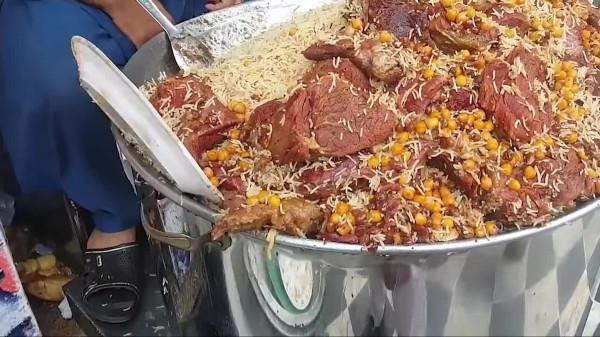 巴基斯坦10塊錢的牛肉飯，牛肉和拳頭一樣大，可以做100碗牛肉麵