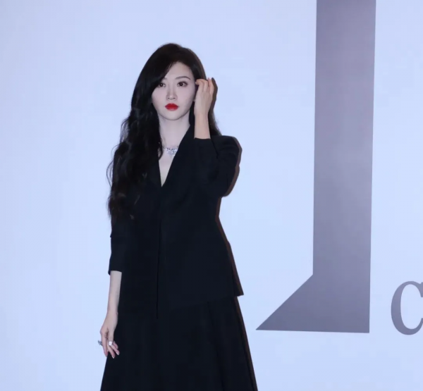 景甜最新生圖粉感重，脖子出現色差，歐陽娜娜還曾自曝全身塗粉