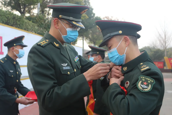 敬禮！第71集團軍組織退役士兵向軍旗告別儀式