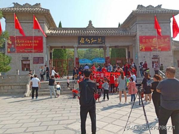 大伾山，大平原上突起的孤峰，寺廟洞閣棋佈，摩崖碑刻林立