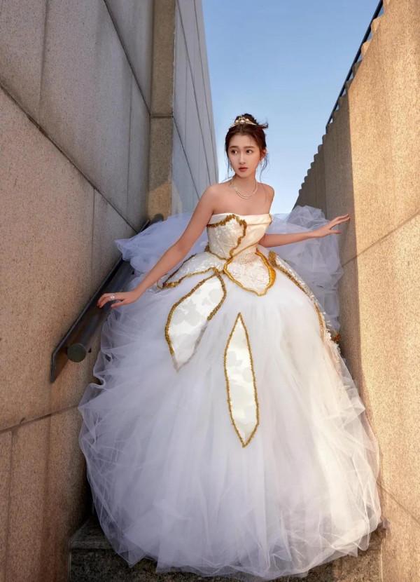 關曉彤跨年晚會造型有多好看