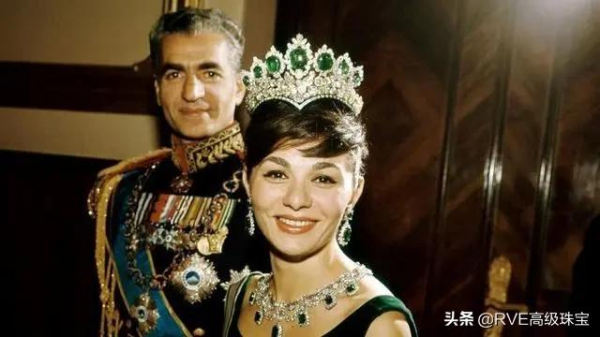 “伊朗玫瑰”法拉赫:靠變賣珠寶繼續富貴的末代王后 “伊朗玫瑰”法拉赫:靠變賣珠寶繼續富貴的末代王后