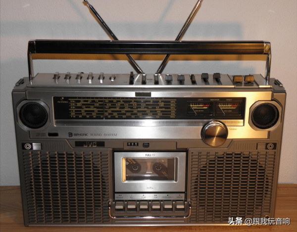 這是一款70年代日本勝利Victor公司推出的全波段收錄機 RC-828