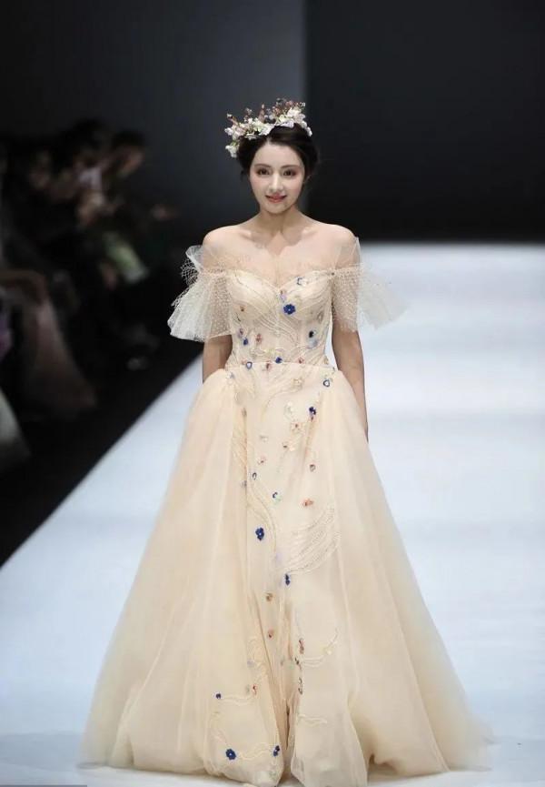 5位新疆美人珠寶加持：佟麗婭，熱巴，娜扎，麥迪娜...誰最美？