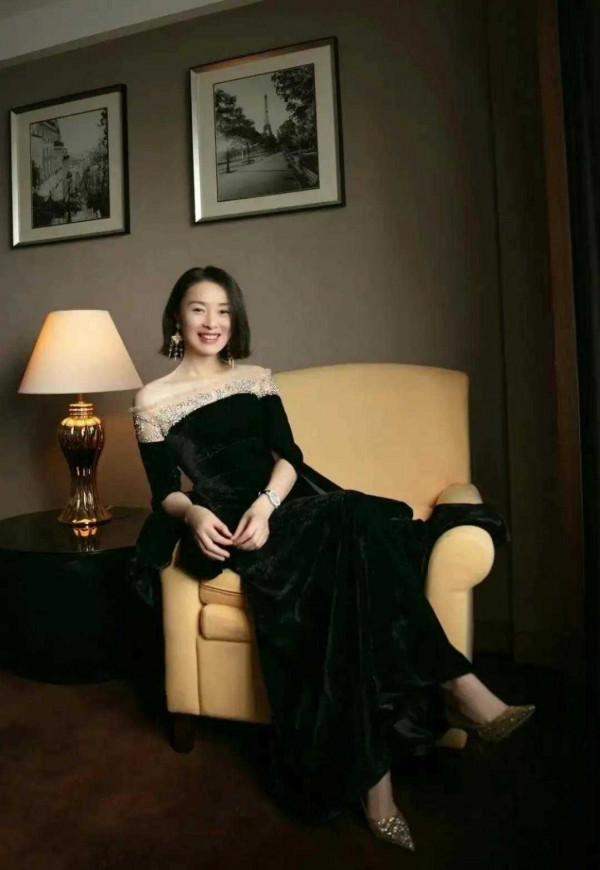 49歲吳越這回真“張揚”，穿露肩連衣裙秀好身材，美得不敢認