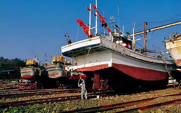 1986年五千噸巨輪首航就沉船，中國船員海上求生24天，帶回真相