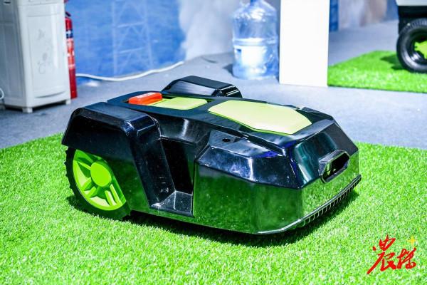 無人拖拉機 無人艇 無人飛機 數字系統，國際農機展上樣樣有