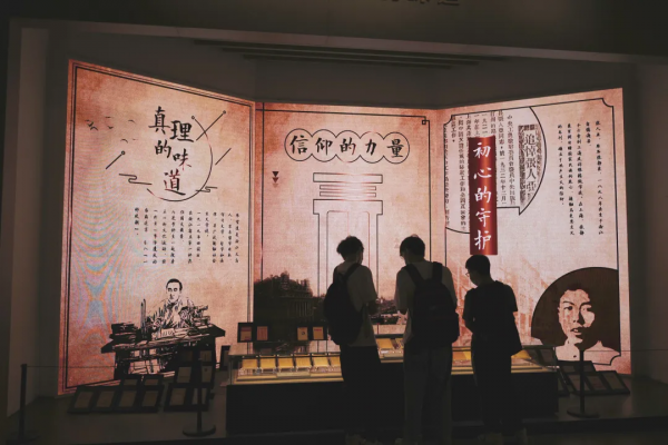 這輛“百年限定”的紅色巴士，今年特別值得坐上一坐