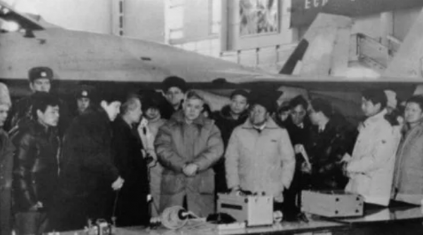 中國唯一的白人將軍，為買回蘇27，帶人喝翻17名蘇聯軍官